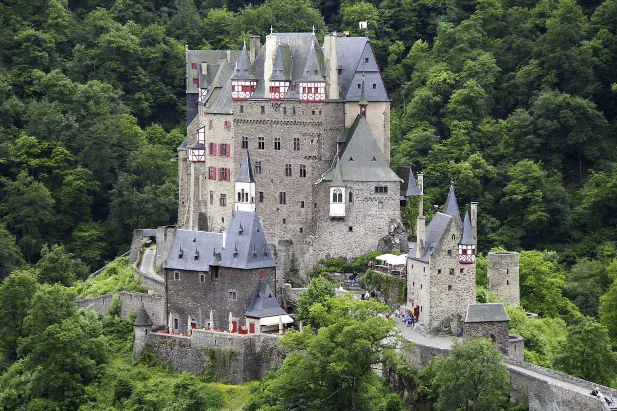 Burg Eltz im Moseltal - © shutterstock_199066442