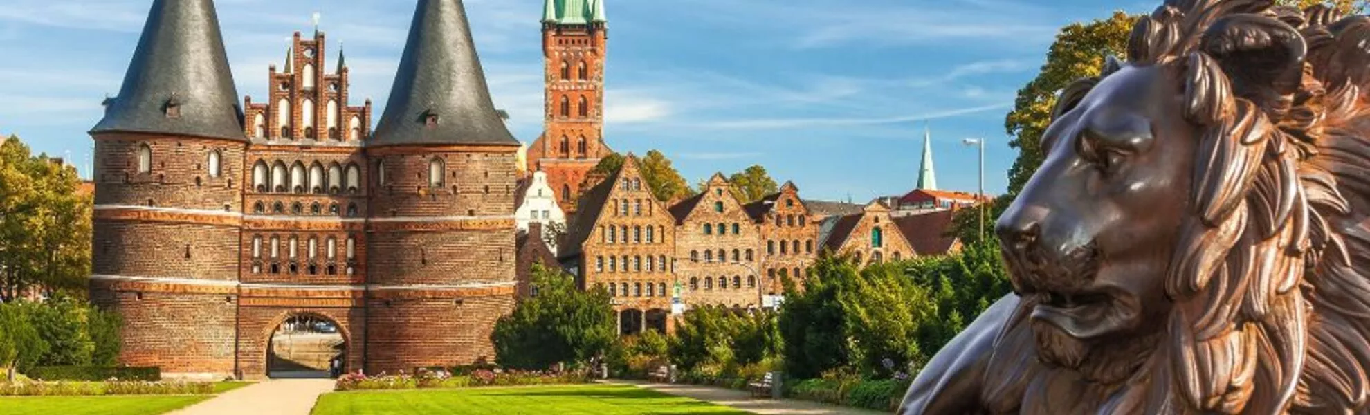 Lübecker Holstentor mit Löwe - © Wolfgang Jargstorff - Fotolia