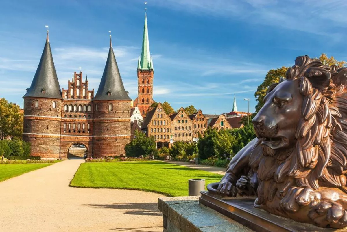 Lübecker Holstentor mit Löwe - © Wolfgang Jargstorff - Fotolia