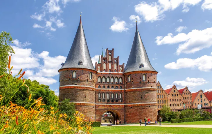 © pure-life-pictures - Fotolia - Holstentor in Lübeck
