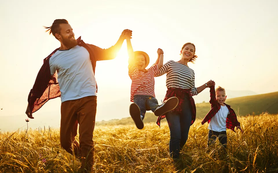Glückliche Familie: Mutter, Vater, Kinder, Sohn und Tochter bei Sonnenuntergang - ©JenkoAtaman - stock.adobe.com