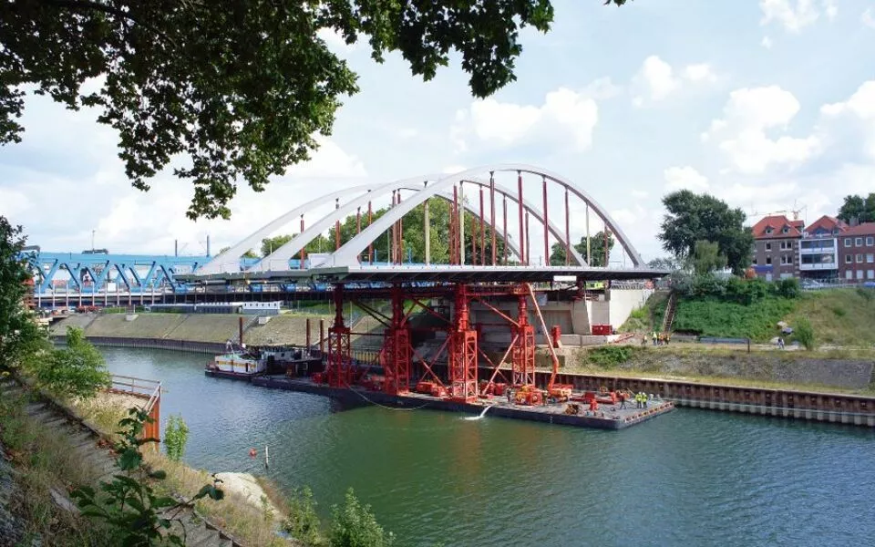 Verschub einer Stahlbogenbrücke in Duisburg - © Tanja Bagusat - Fotolia