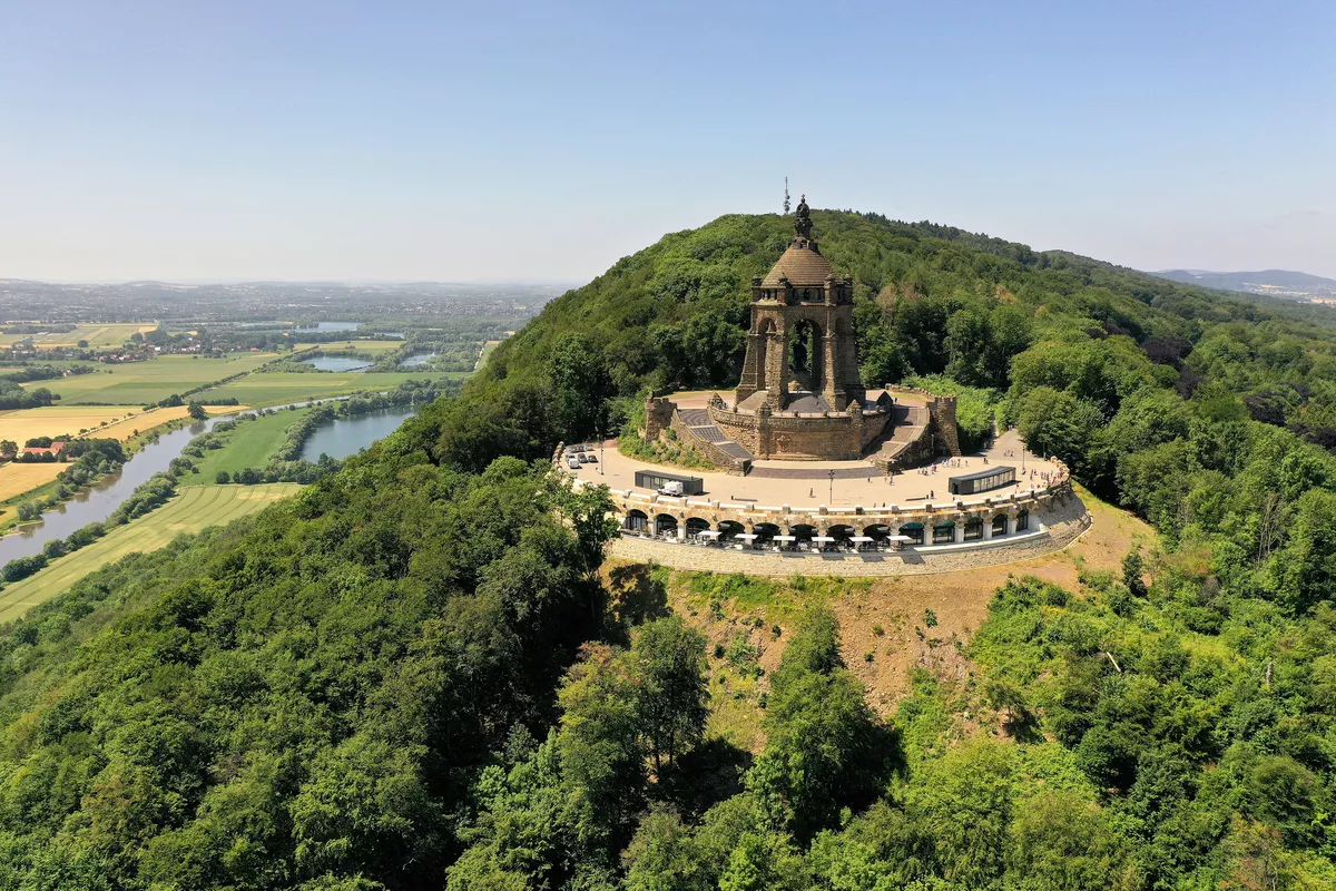 Porta Westfalica mit Kaiser-Wilhelm-Denkmal - ©Jürgen Krüger - stock.adobe.com