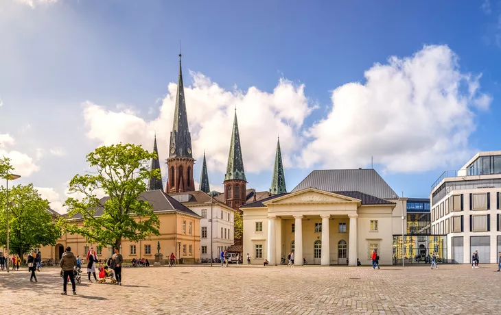 ©Sina Ettmer - stock.adobe.com - Schlossplatz von Oldenburg