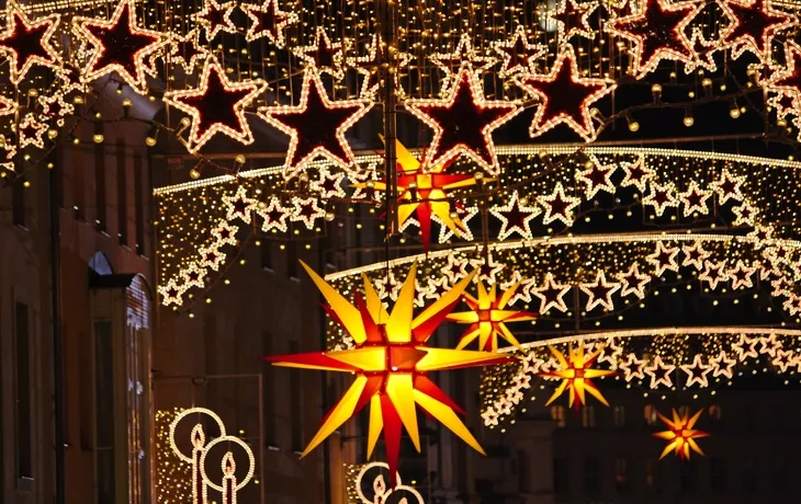 © ClaraNila - stock.adobe.com - Striezelmarkt auf dem Altmarkt in Dresden, Deutschland