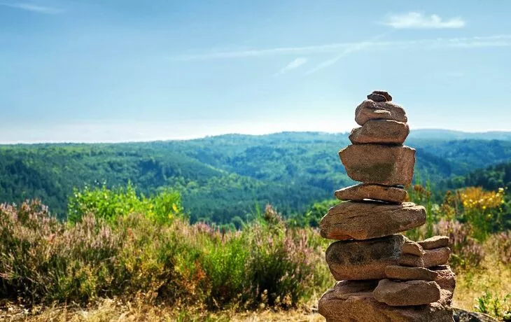 Steinhaufen an Wanderweg im Pfälzer Wald - © Petair - Fotolia