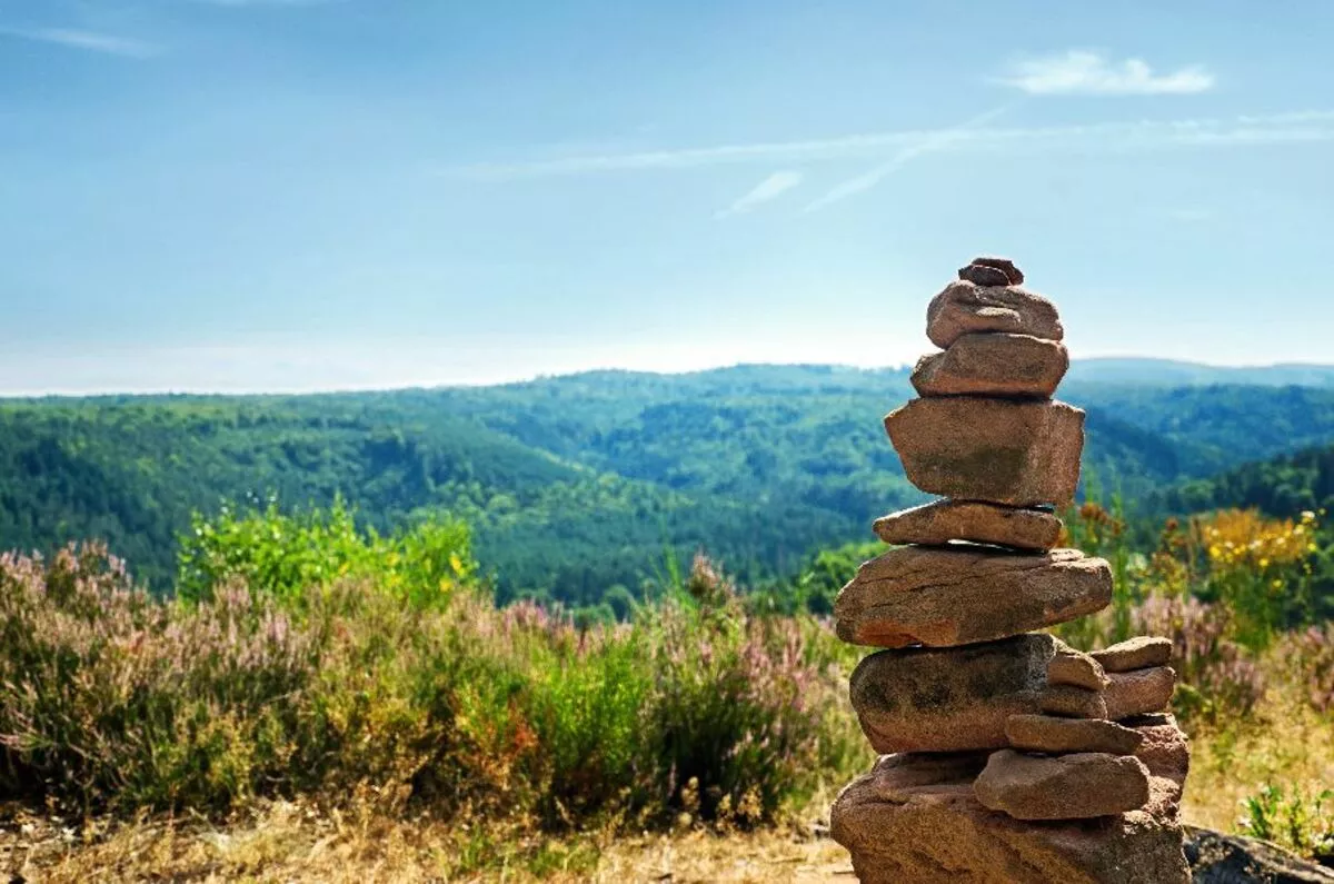Steinhaufen an Wanderweg im Pfälzer Wald - © Petair - Fotolia