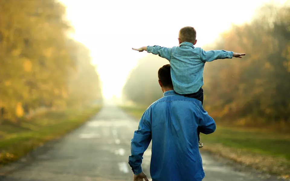 Vater und Sohn gehen in der Natur spazieren