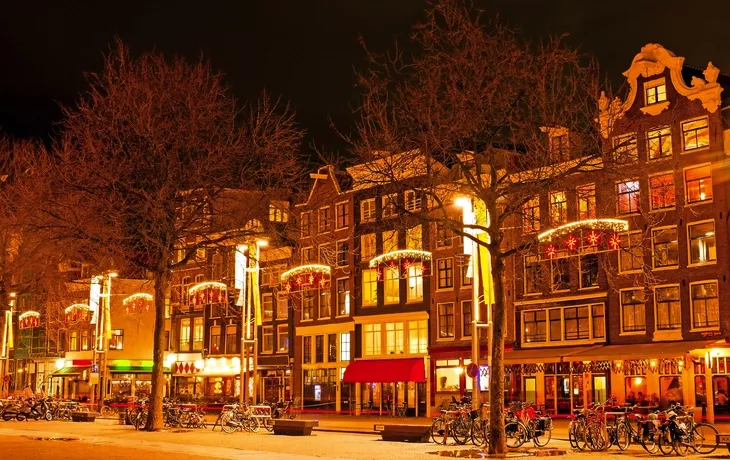 © Nataraj - Fotolia - Amsterdam in der Nacht in der Weihnachtszeit in den Niederlanden
