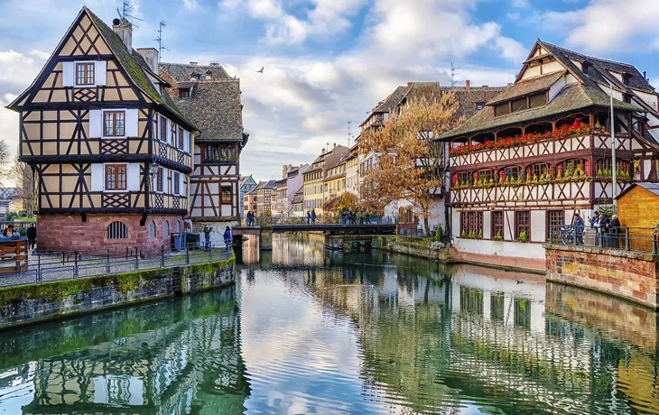 © MarinadeArt - stock.adobe.com - Traditional half-timbered houses on the canals district La Petit