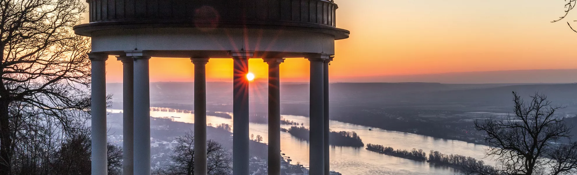 winterlicher Blick vom Niederwalddenkmal in Rüdesheim - © parallel_dream - stock.adobe.com
