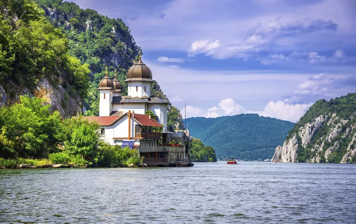 © ecstk22 - stock.adobe.com - Eisernes Tor – Taldurchbruch beim Kloster Mraconia