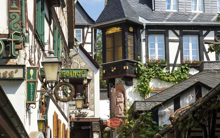 © sehbaer_nrw - stock.adobe.com - Drosselgasse in Rüdesheim am Rhein