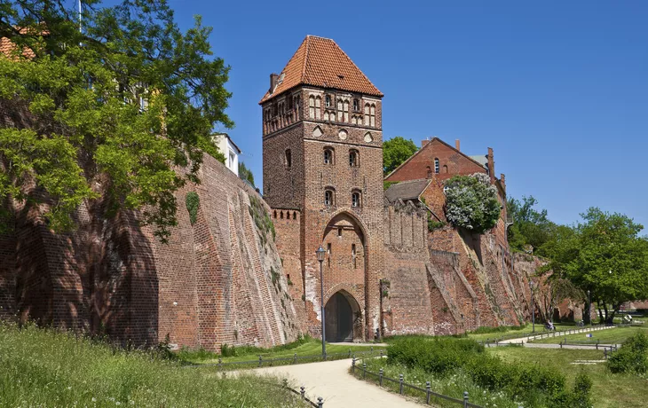 © Uwe Graf - Fotolia - Stadtmauer mit Elbtor, Tangermünde