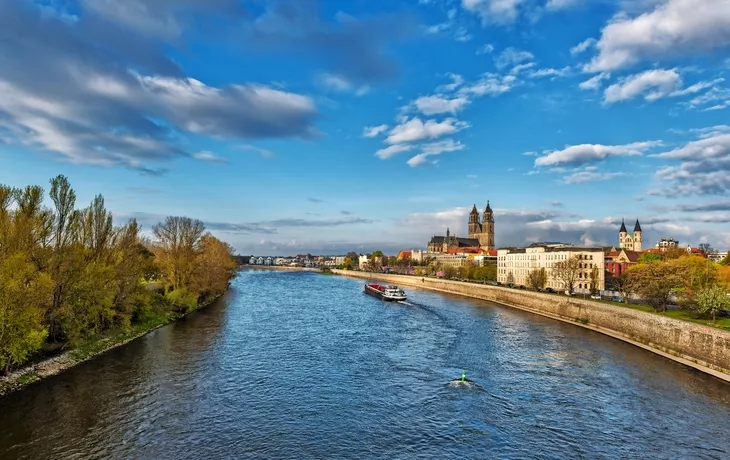 © larauhryn - stock.adobe.com - Magdeburg - Blick auf den Dom und die Elbe