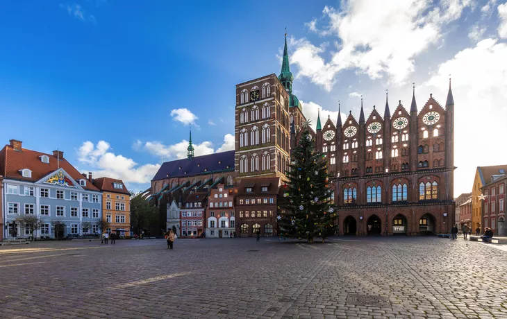 © Karl - stock.adobe.com - Alter Markt von Stralsund vor Weihnachten