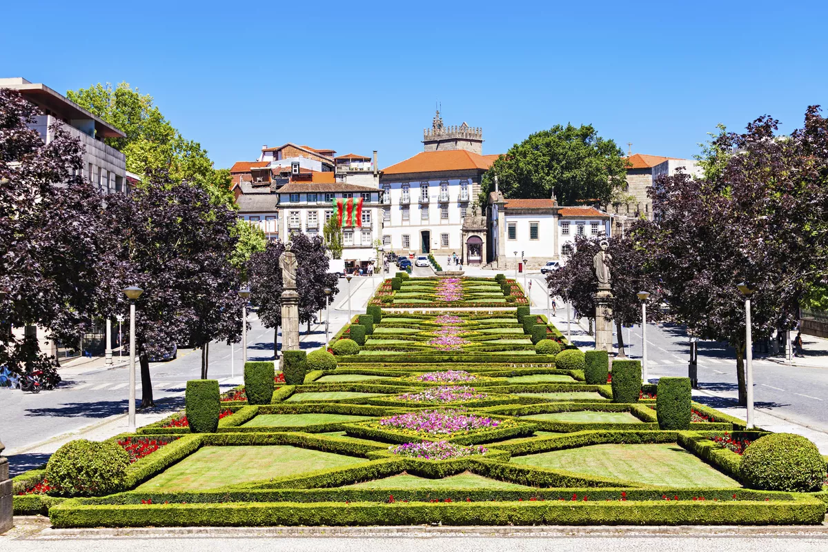 Kirche Nossa Senhora da Consolaçao e dos Santos Passos, Guimarães - © shutterstock_266850269