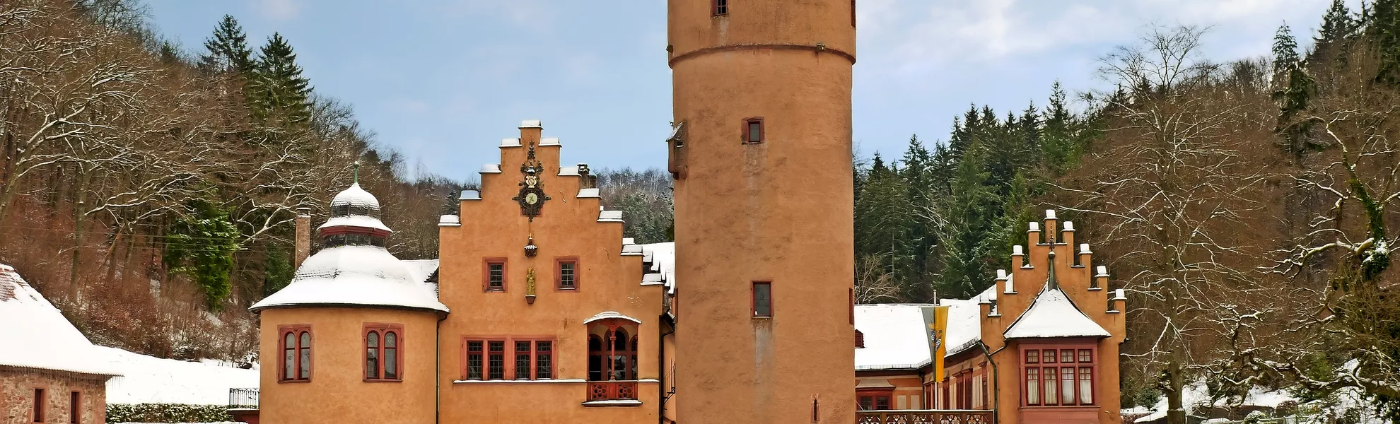 Schloss Mespelbrunn an einem herrlichen Wintertag - © mojolo - stock.adobe.com