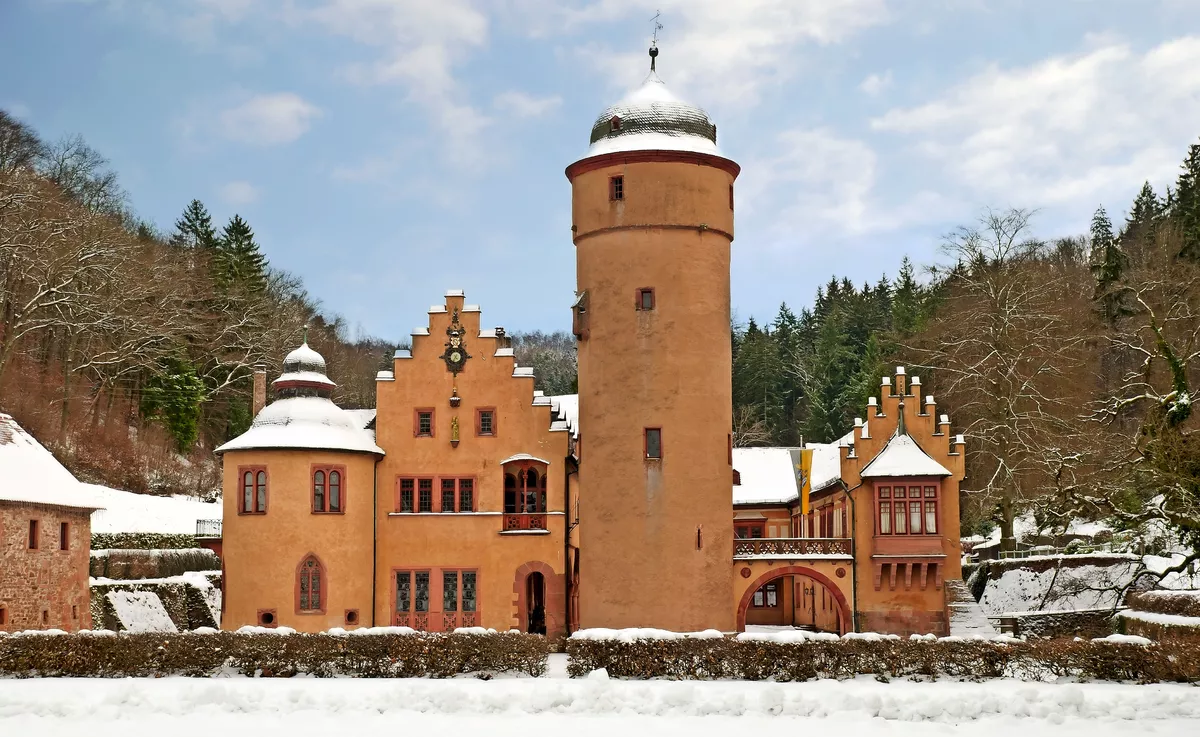Schloss Mespelbrunn an einem herrlichen Wintertag - © mojolo - stock.adobe.com