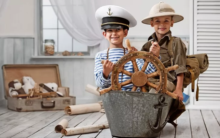 © Alexandr Vasilyev - stock.adobe.com - Jungen spielen Kapitän und Reisender