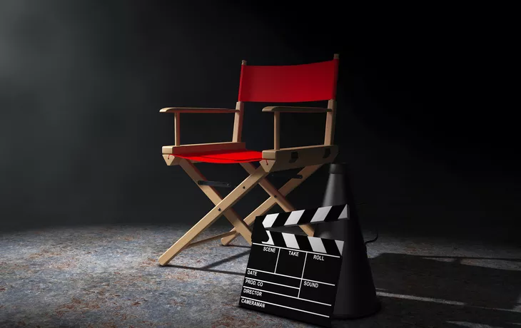 ©doomu - stock.adobe.com - roter Regiestuhl, Movie Clapper und Megaphon