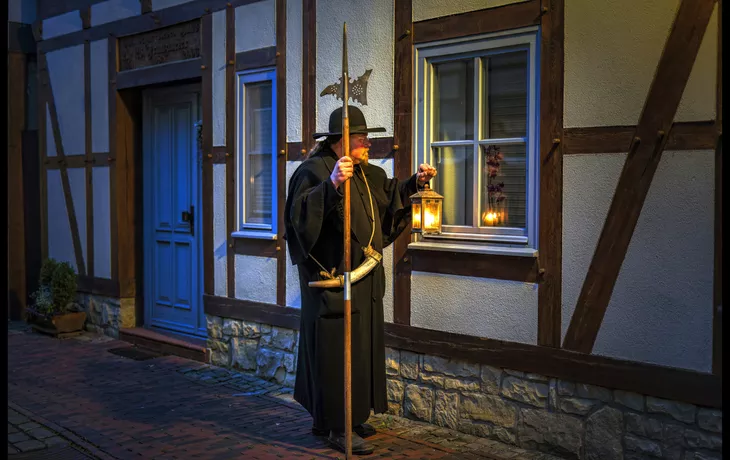 © ROLF FISCHER RINTELN - Nachtwächter bei der Arbeit