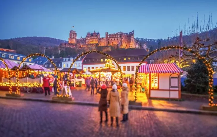 © eyetronic - Fotolia - Weihnachtsmarkt in Heidelberg auf dem Universitätsplatz, Deutschland