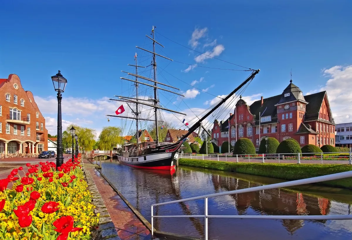 Papenburg mit Museumsschiff - © LianeM - Fotolia