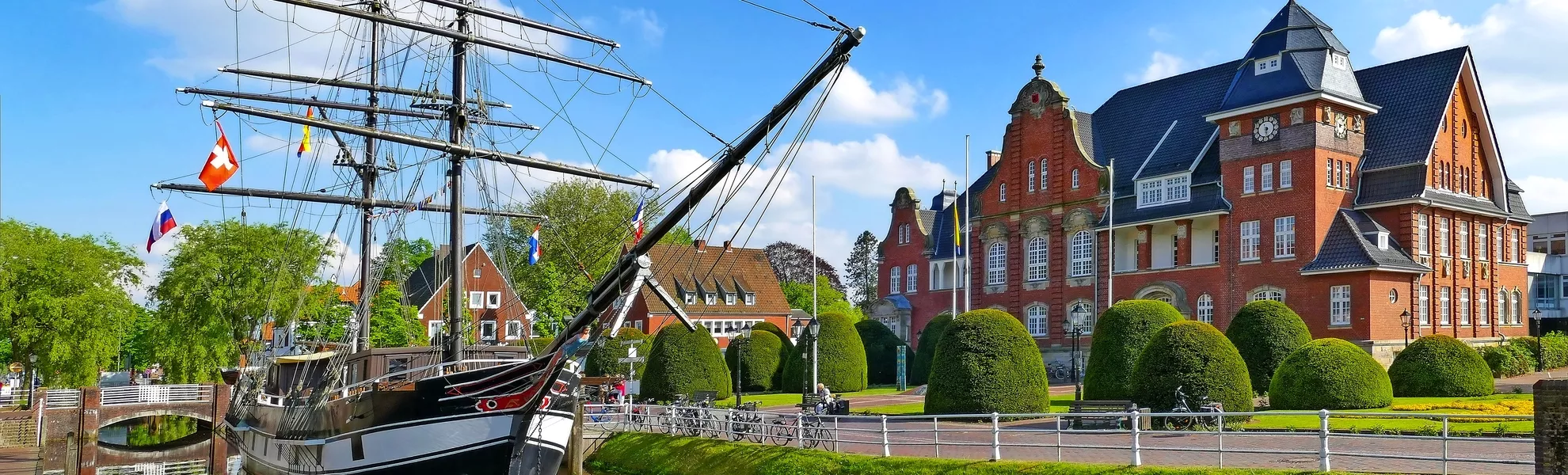 Papenburg mit Museumsschiff - © Comofoto - stock.adobe.com