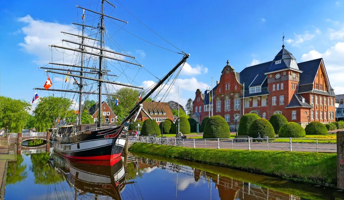 Papenburg mit Museumsschiff - © Comofoto - stock.adobe.com