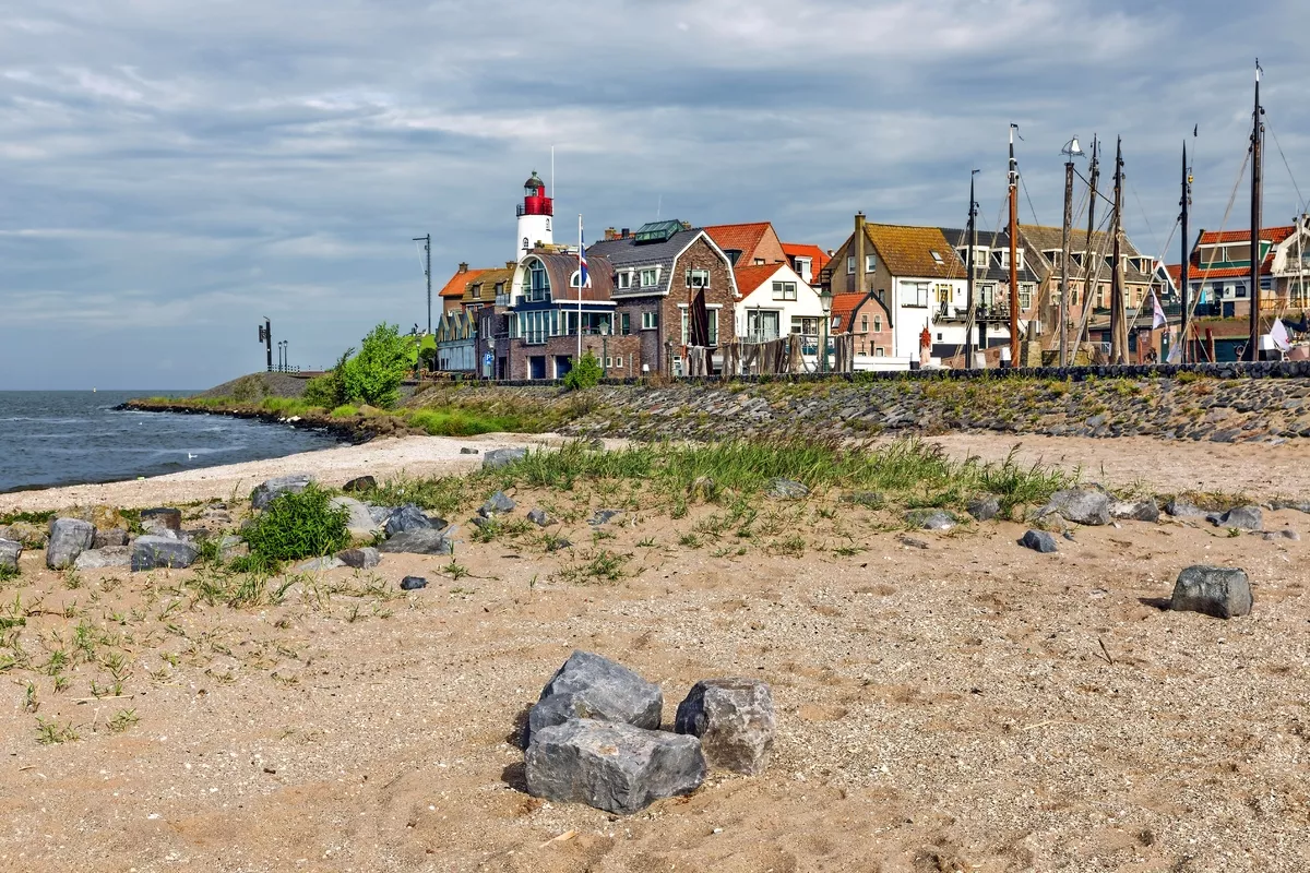 Dorfszene Form Strand von Urk, altes niederländisches Fischerdorf - © Kruwt - stock.adobe.com