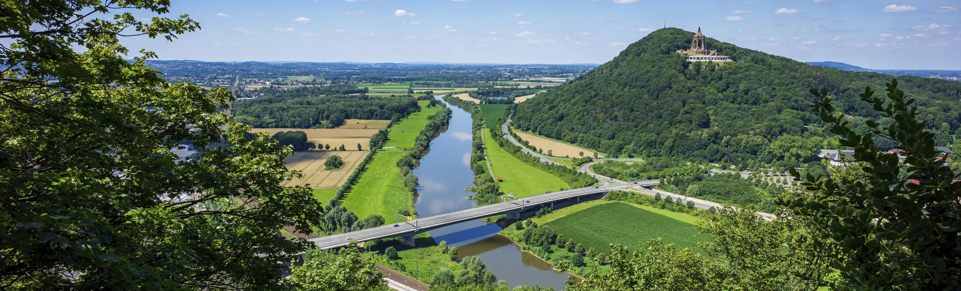 Weser zwischen Wiehengebirge und Wesergebirge bei Porta Westfalica - © RuZi - stock.adobe.com