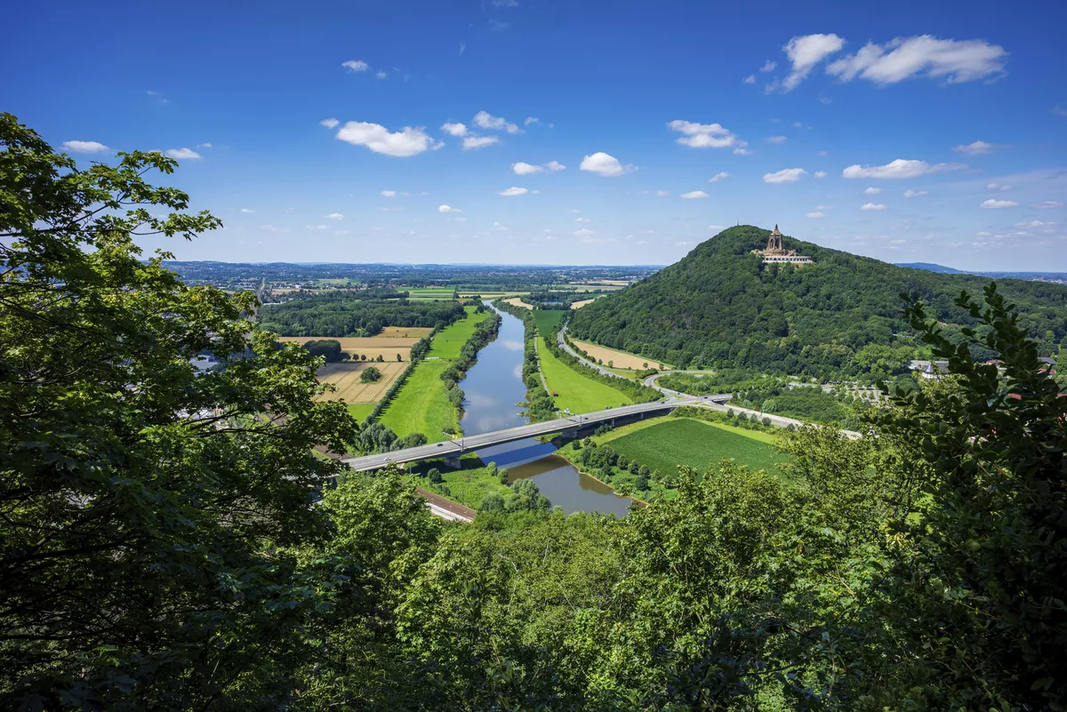 Weser zwischen Wiehengebirge und Wesergebirge bei Porta Westfalica - © RuZi - stock.adobe.com