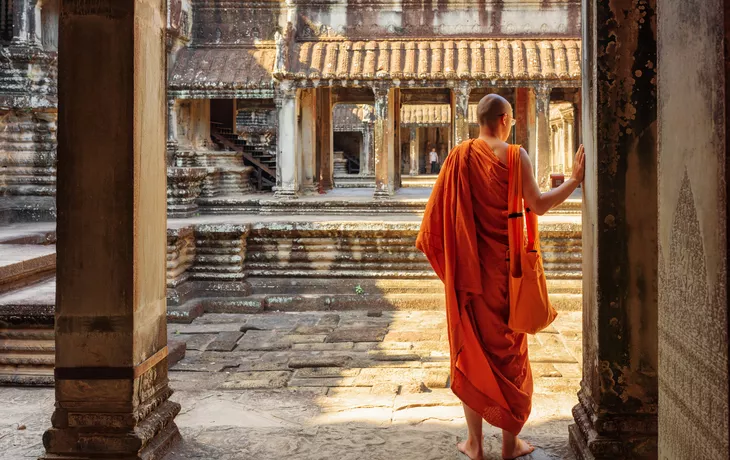 ©efired - stock.adobe.com - Buddhistischer Mönch, der Höfe von Angkor Wat erforscht,Siem Reap