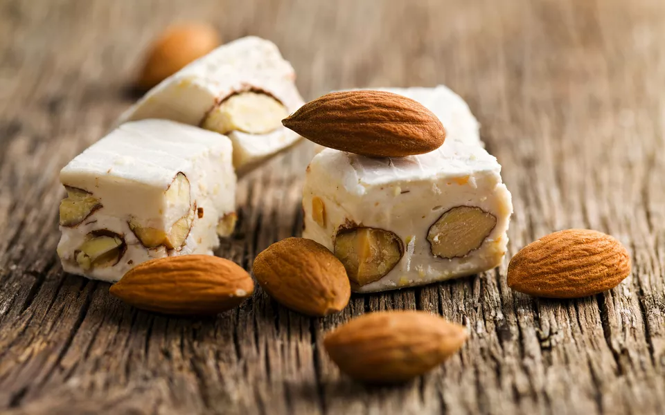weißer Nougat mit Mandeln - ©Jiri Hera - stock.adobe.com