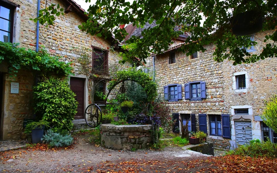 mittelalterliches Perouges - © Elena Skalovskaia - stock.adobe.com