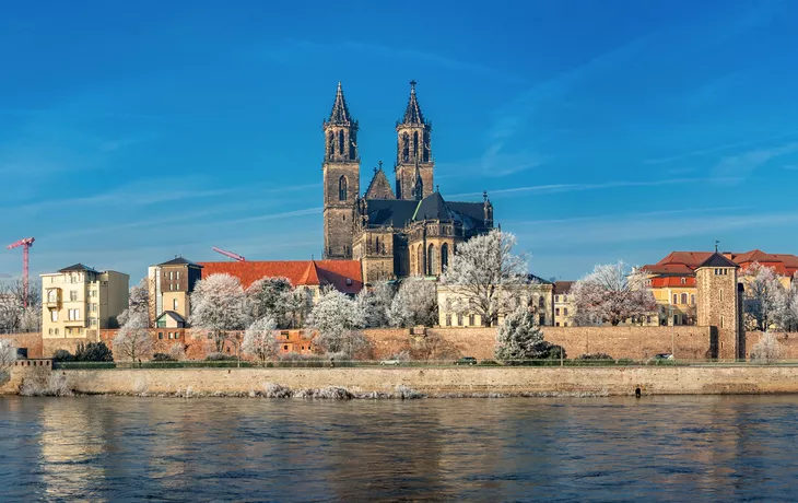 © neurobite - stock.adobe.com - Panoramablick über die historische Innenstadt von Magdeburg im Winter