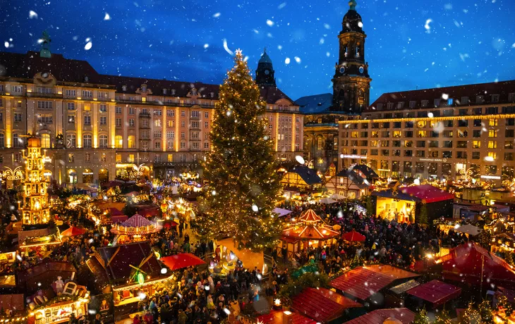 © dtatiana - stock.adobe.com - Menschen besuchen den Weihnachtsmarkt Striezelmarkt in Dresden