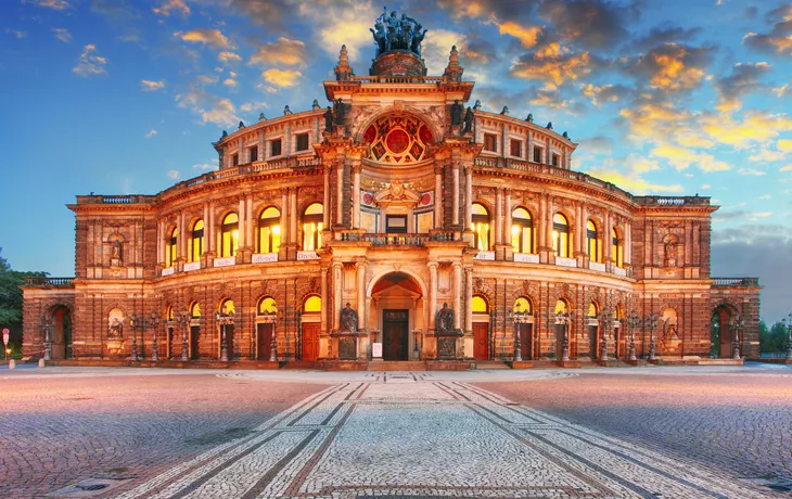 © TTstudio - stock.adobe.com - Semperoper