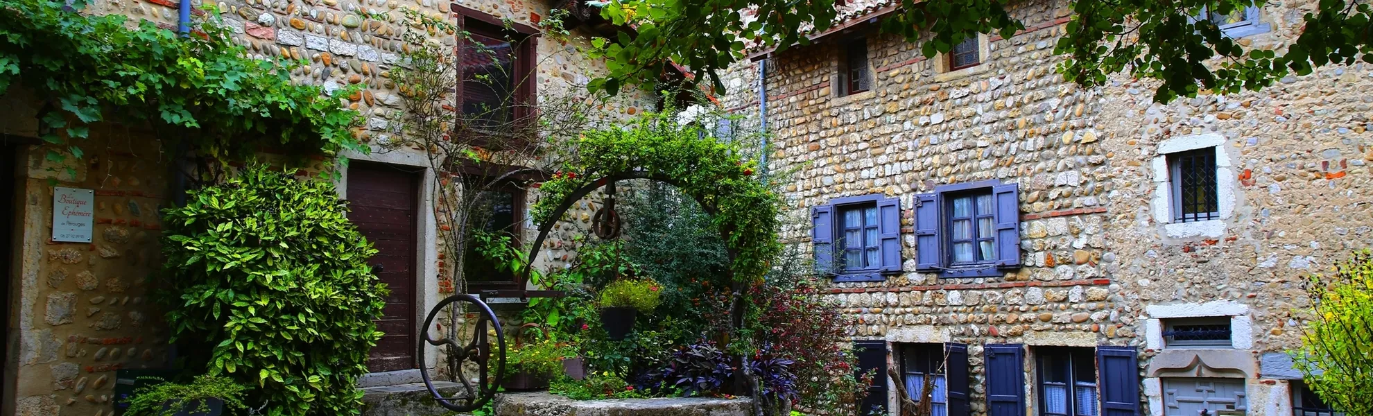 mittelalterliches Pérouges - © Elena Skalovskaia - stock.adobe.com