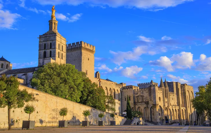 © aterrom - stock.adobe.com - Papstpalast in Avignon
