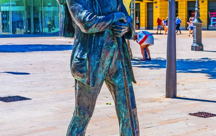 © dudlajzov - stock.adobe.com - Statue von Paul Cezanne in Aix-en-Provence auf dem Platz La Rotonde, Frankreich