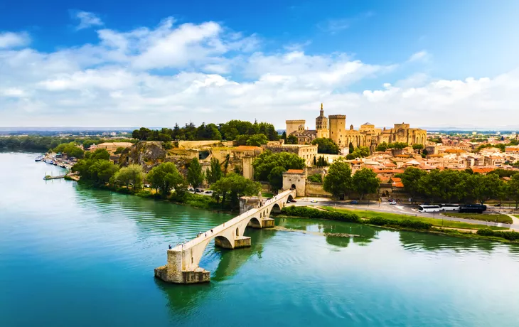 © proslgn - stock.adobe.com - Luftaufnahme der Brücke Pont Saint Benezet und der Rhone in Avignon