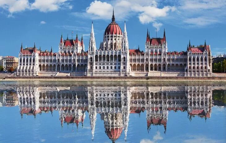 © Tomas Sereda - Fotolia - Parlamentsgebäude in Budapest
