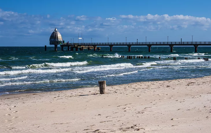 © Rico Ködder - stock.adobe.com - Seebrücke an der Ostseeküste in Zingst auf dem Fischland-Darß