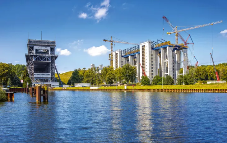 © spuno - Fotolia - in Bau befindliches neues Schiffshebewerk in Niederfinow unmittelbar neben dem historischen alten Hebewerk