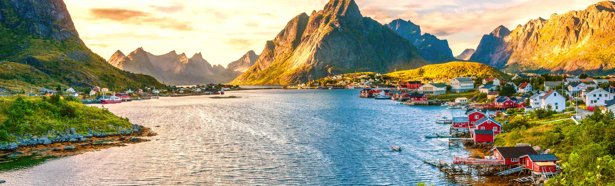 Reine in den Lofoten - © Sina Ettmer - stock.adobe.com