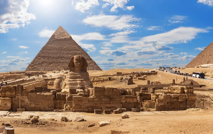 Blick auf die Grosse Sphinx und die Pyramiden von Gizeh, Ägypten - © AlexAnton - stock.adobe.com