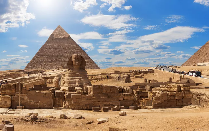 © AlexAnton - stock.adobe.com - Blick auf die Grosse Sphinx und die Pyramiden von Gizeh, Ägypten