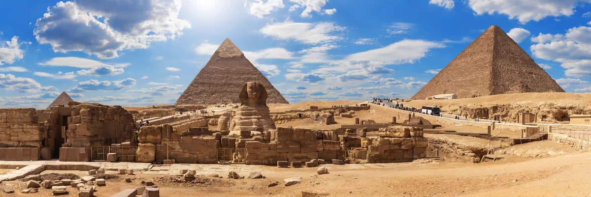 Blick auf die Grosse Sphinx und die Pyramiden von Gizeh, Ägypten - © AlexAnton - stock.adobe.com